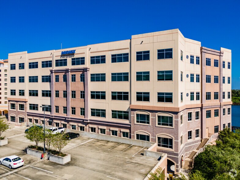 970 Lake Carillon Dr, Saint Petersburg, FL à louer - Photo du bâtiment - Image 2 de 6