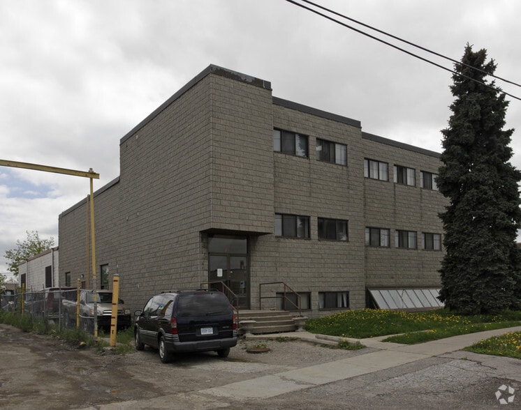 31 Taber Rd, Toronto, ON for sale - Primary Photo - Image 1 of 1