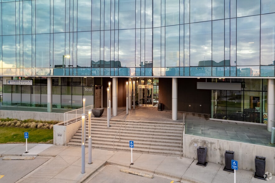 5010 Richard Rd SW, Calgary, AB à louer - Photo du bâtiment - Image 3 de 10