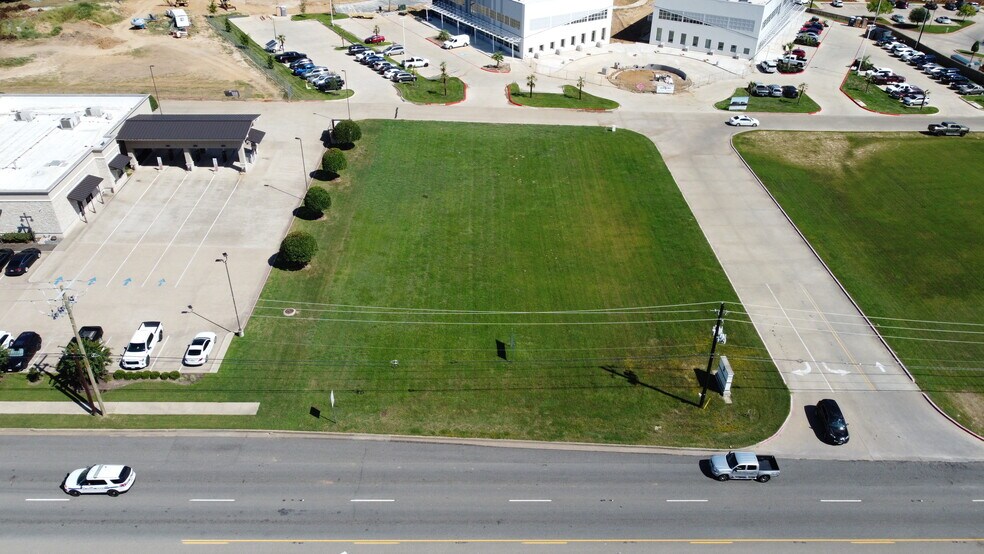 5250 Old Jacksonville Hwy, Tyler, TX à louer - Photo du bâtiment - Image 3 de 6