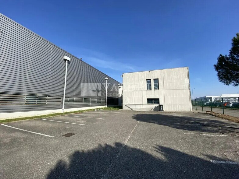 Flex in Saint-Priest for lease - Building Photo - Image 2 of 4