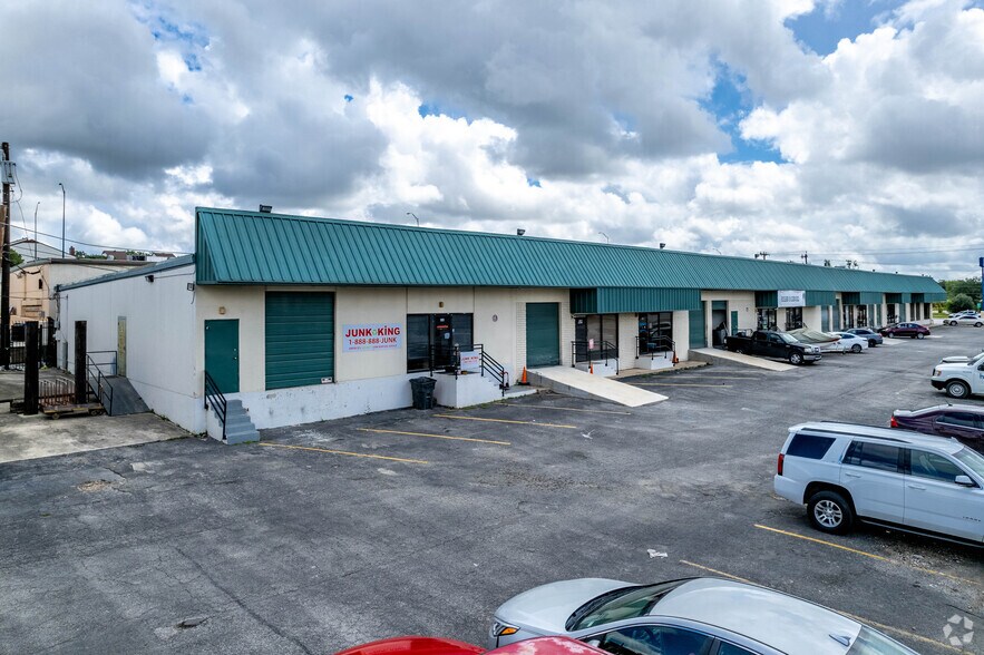 10415 Perrin Beitel Rd, San Antonio, TX à louer - Photo du bâtiment - Image 2 de 33