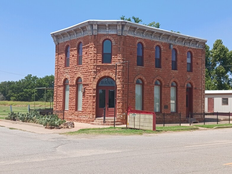 106 Main St, Mulhall, OK à vendre - Photo du bâtiment - Image 2 de 12