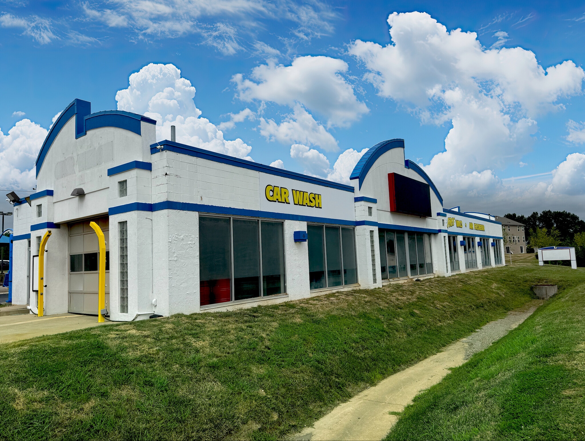 Three Car Wash Facilities & Land Parcel portfolio of 4 properties for sale on LoopNet.ca Building Photo- Image 1 of 10