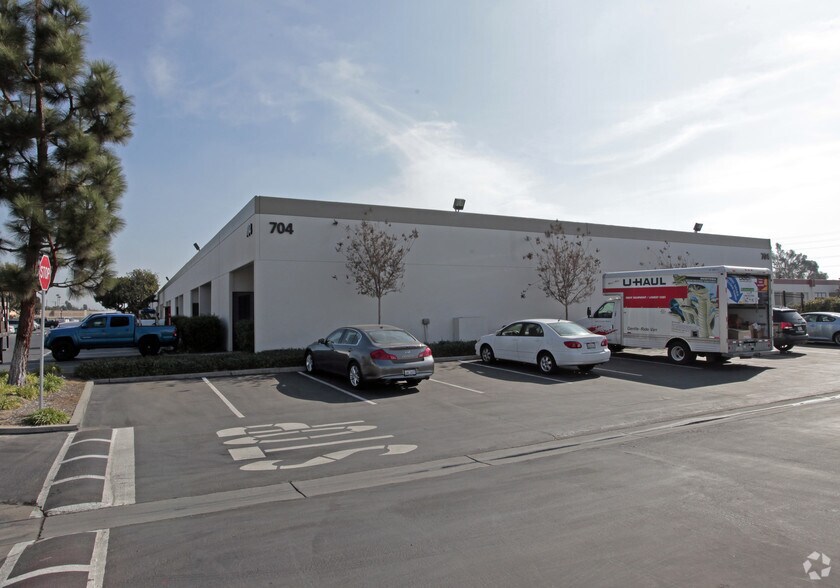 2101 W Crescent Ave, Anaheim, CA à louer - Photo du bâtiment - Image 3 de 15