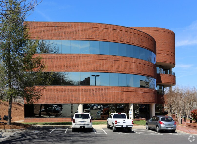 2000 Frontis Plaza Blvd, Winston-Salem, NC à louer - Photo du bâtiment - Image 2 de 6