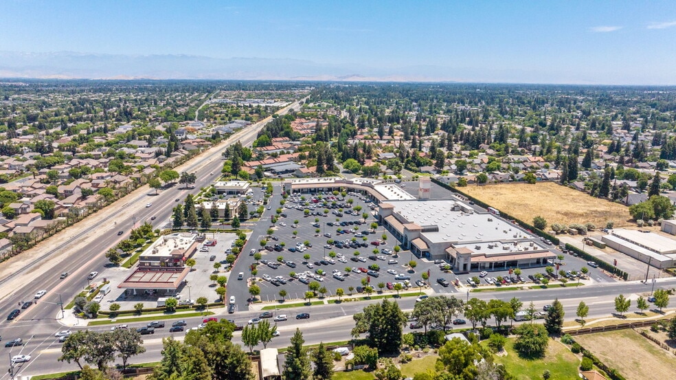 5201-5211 W. Goshen Ave, Visalia, CA for lease - Building Photo - Image 3 of 7