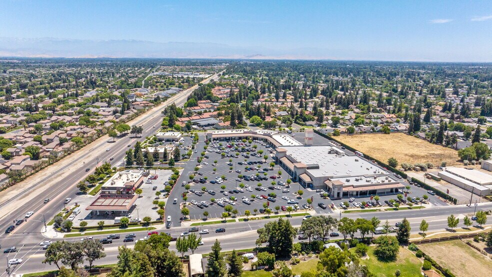 5201-5211 W. Goshen Ave, Visalia, CA à louer - Photo du bâtiment - Image 3 de 7
