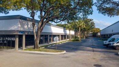 2570-2580 N Powerline Rd, Pompano Beach, FL à louer Photo du bâtiment- Image 2 de 2