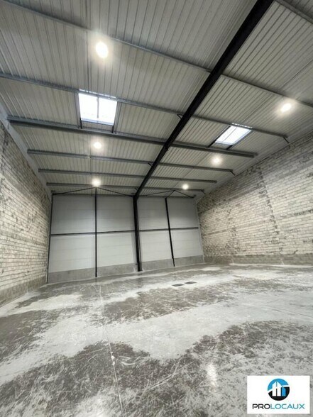 Flex in Les Pavillons-sous-Bois for lease - Interior Photo - Image 3 of 19