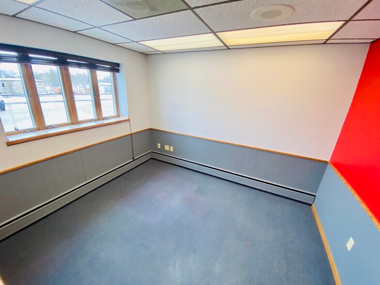 713 Railroad Ave, Lomira, WI à louer - Photo intérieure - Image 3 de 9