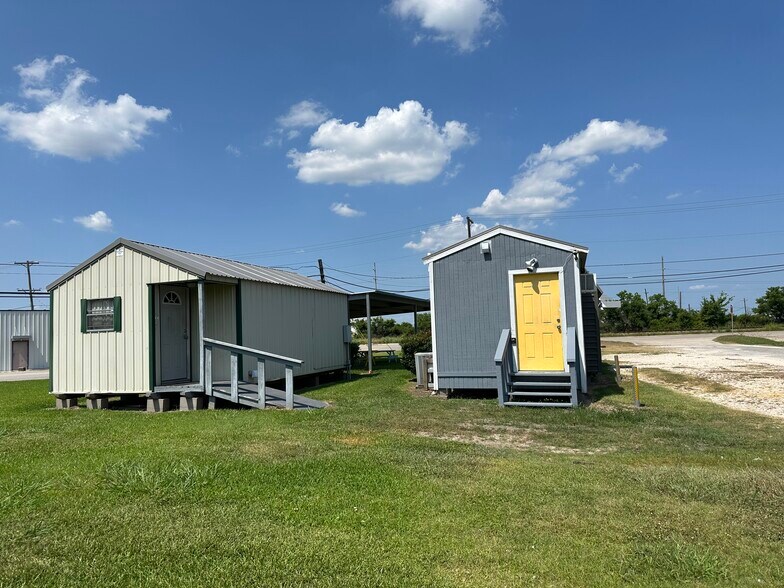 5949 W Port Arthur Rd, Port Arthur, TX à louer - Photo du bâtiment - Image 3 de 3