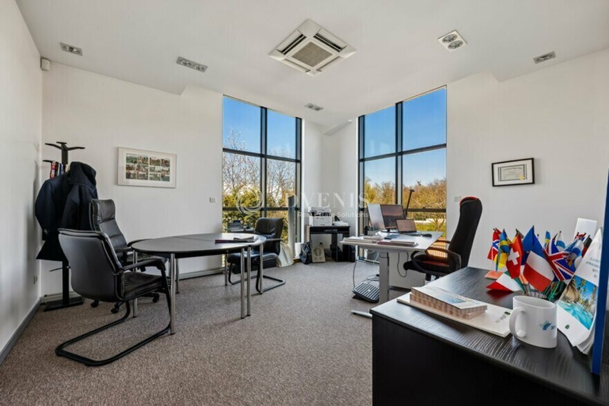 Office in Bussy Saint Martin for lease - Interior Photo - Image 1 of 12