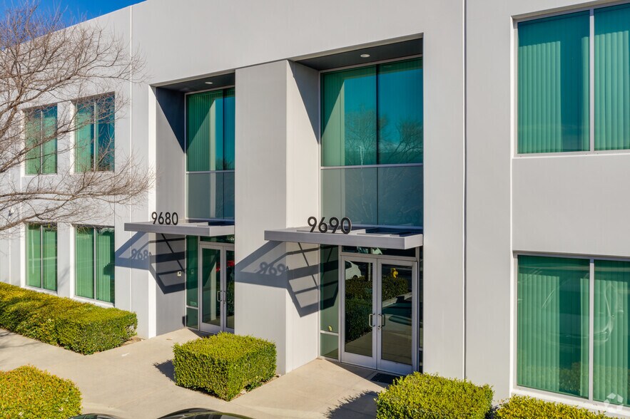 9660-9690 Research Dr, Irvine, CA à louer - Photo du bâtiment - Image 2 de 40