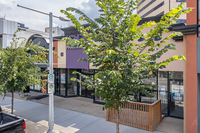 Plus de détails pour 11215-11219 Jasper Ave NW, Edmonton, AB - Commerce de détail à louer
