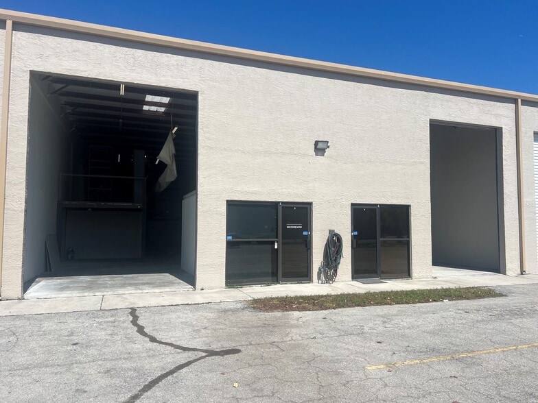 908 NE 24th Ln, Cape Coral, FL for lease - Building Photo - Image 1 of 3