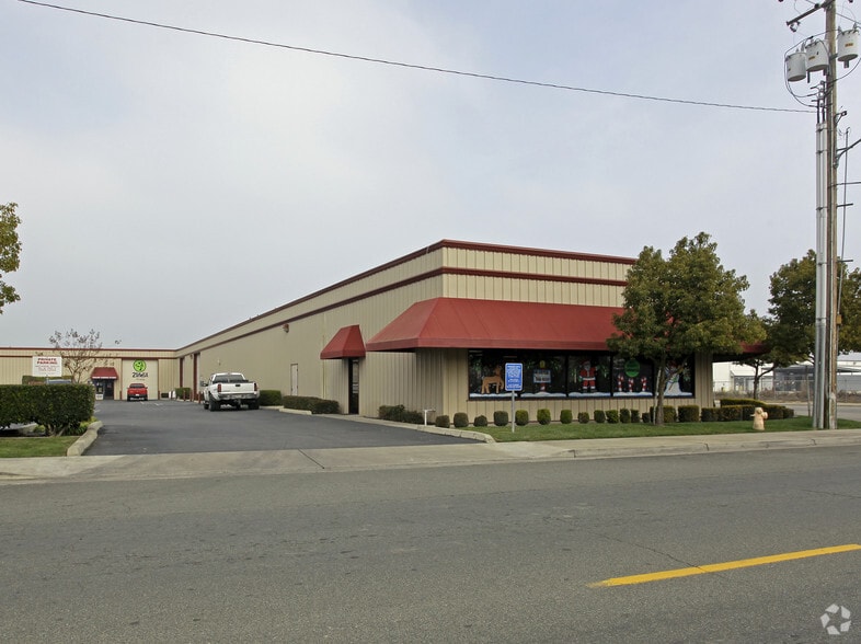 1371 E Pine St, Lodi, CA à louer - Photo du bâtiment - Image 2 de 8
