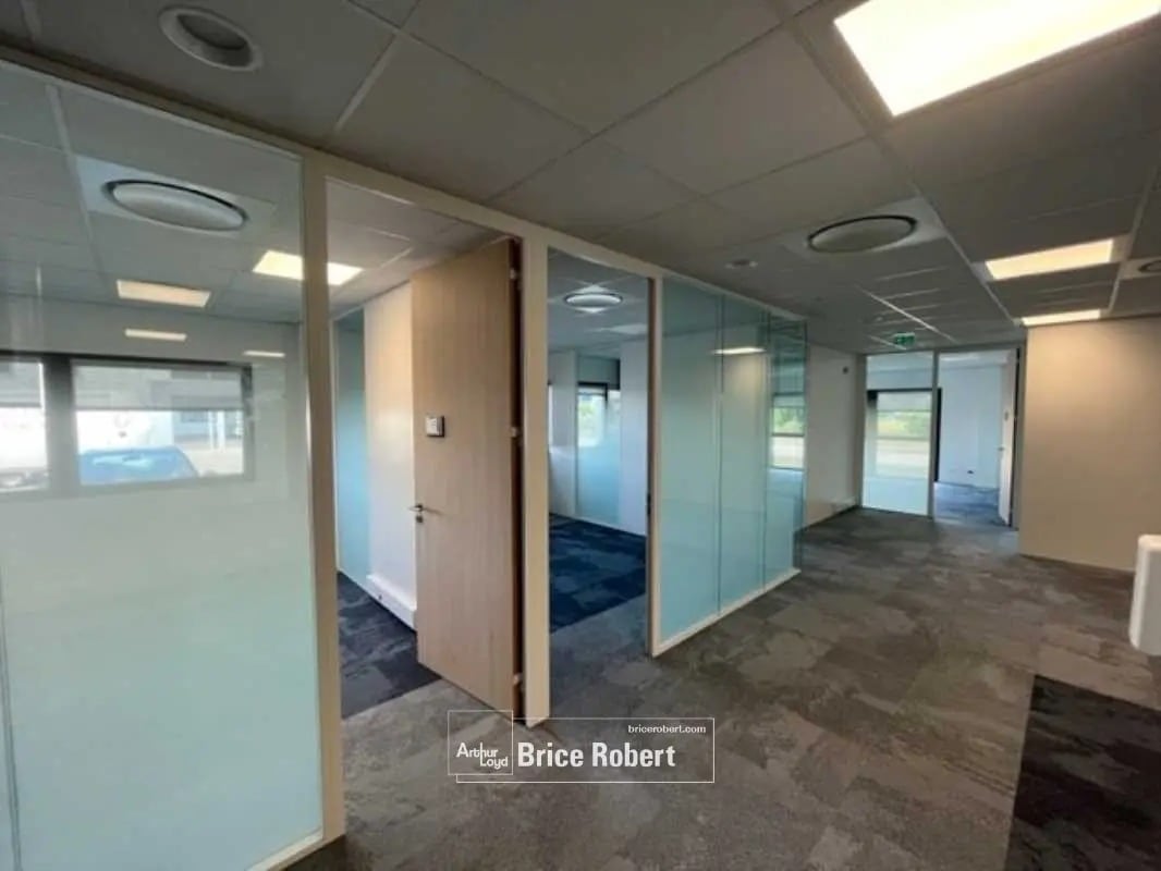 Flex in Saint-Priest for lease Interior Photo- Image 1 of 3