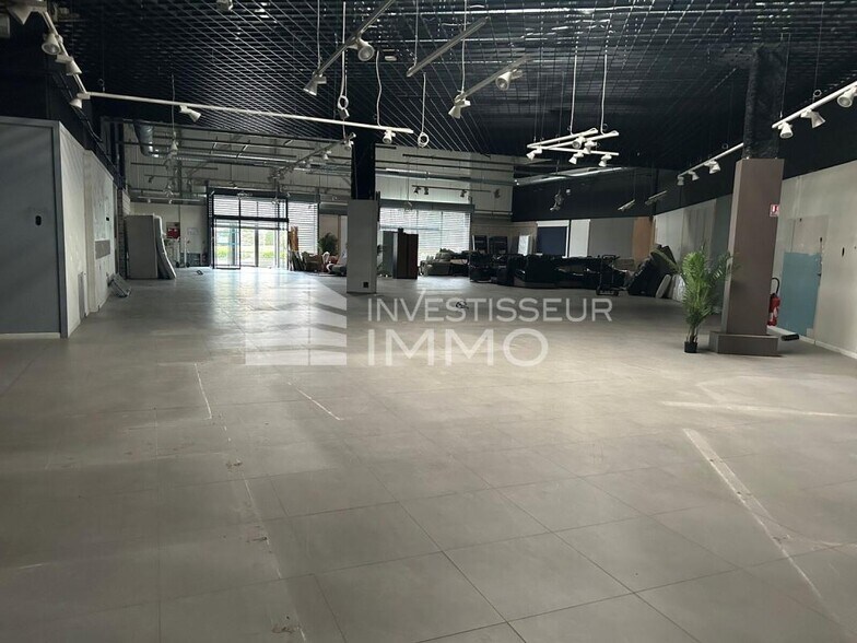 Retail in Les Ulis for lease - Interior Photo - Image 3 of 10