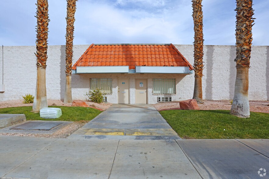 3111 S Valley View Blvd, Las Vegas, NV à louer - Photo du bâtiment - Image 2 de 4