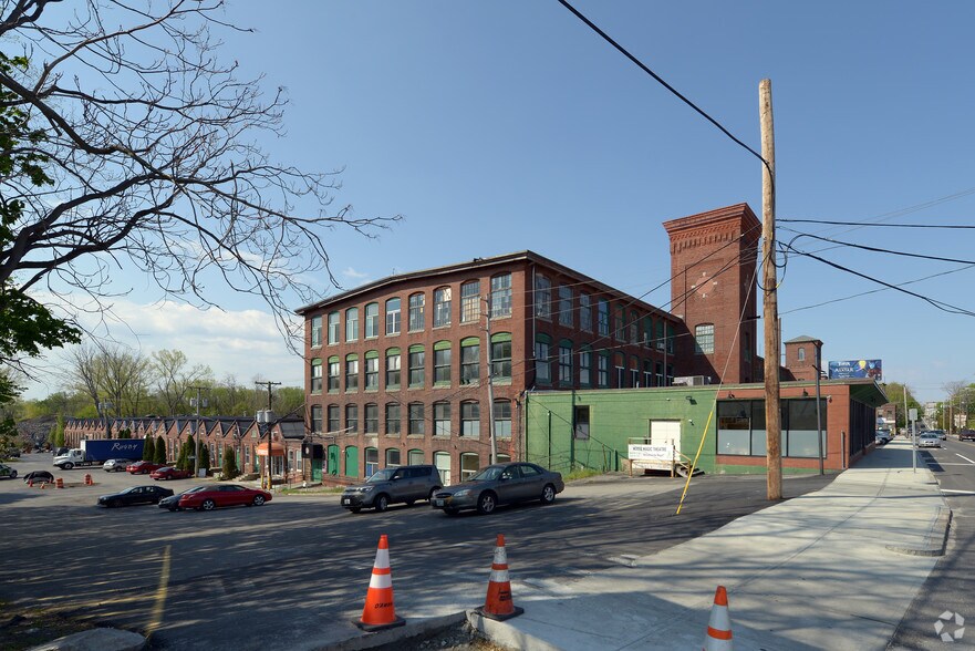 560 Mineral Spring Ave, Pawtucket, RI à louer - Photo du bâtiment - Image 2 de 23