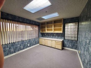 18523 Corwin Rd, Apple Valley, CA for lease Interior Photo- Image 2 of 4