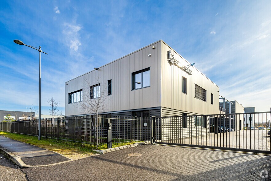 Flex in Saint-Priest for lease - Building Photo - Image 2 of 5