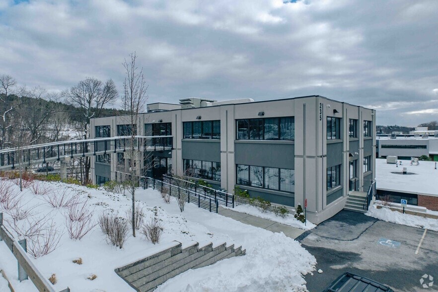 235 Bear Hill Rd, Waltham, MA for sale - Primary Photo - Image 1 of 5