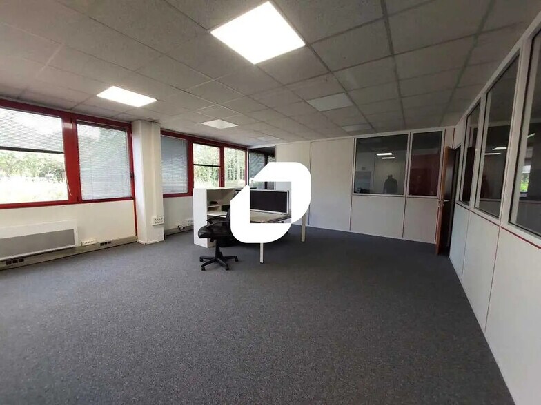 Flex in Trappes for lease - Interior Photo - Image 2 of 8