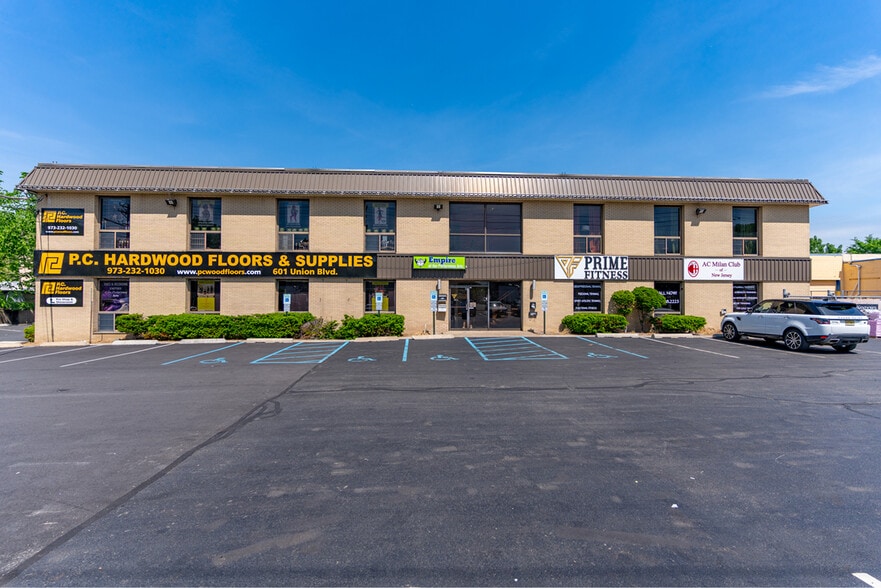 601-605 Union Blvd, Totowa, NJ for lease - Building Photo - Image 3 of 11