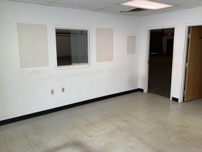 630 E Bronson St, South Bend, IN for lease - Interior Photo - Image 2 of 18