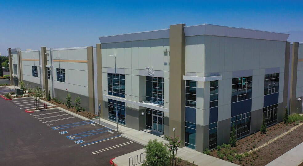 15850 Slover Ave, Fontana, CA à louer - Photo du bâtiment - Image 2 de 12