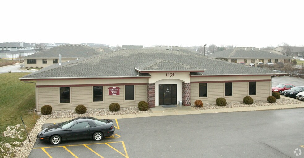 1135 Prairie Dr, Racine, WI à vendre - Photo du bâtiment - Image 2 de 5