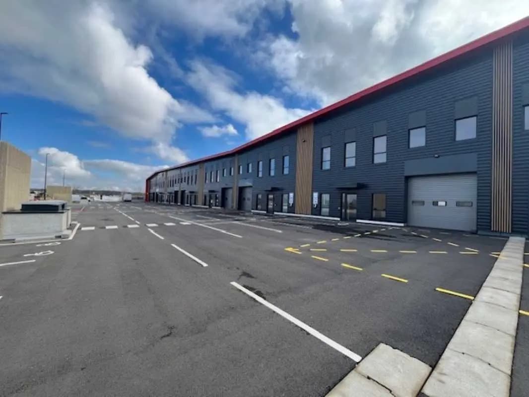 Flex in Élancourt for lease Building Photo- Image 1 of 15