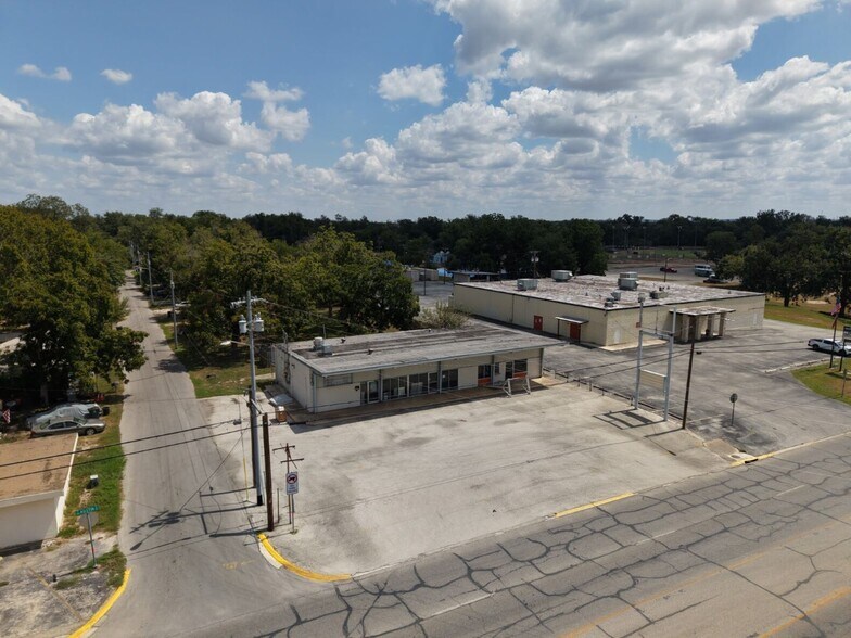 1007 S Guadalupe St, Seguin, TX à louer - Photo du bâtiment - Image 2 de 11