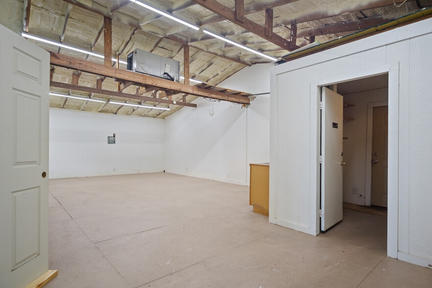 990 Alma Rd, Crystal Beach, TX for sale - Interior Photo - Image 3 of 19