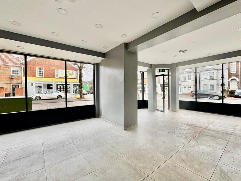 139 High Street North, Dunstable for sale - Interior Photo - Image 3 of 5