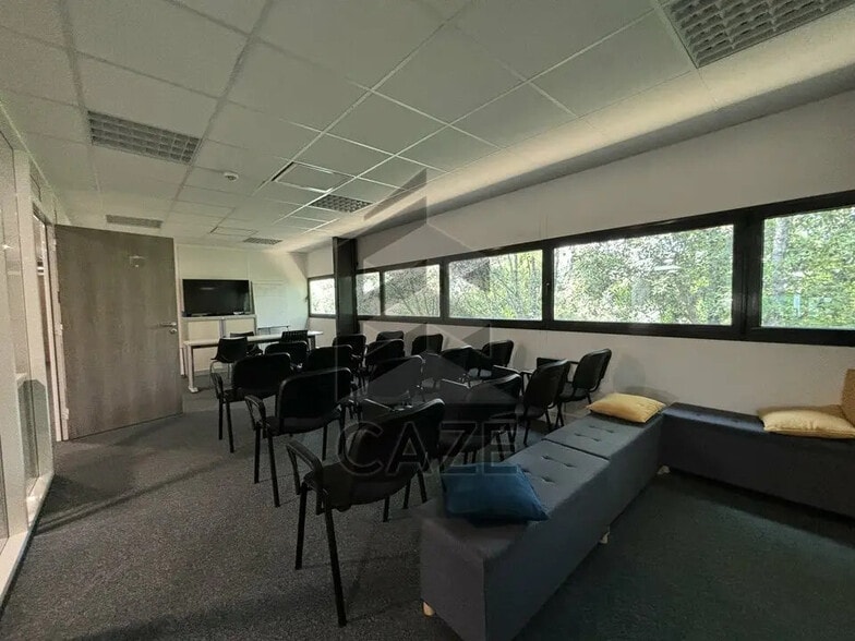 Office in Mérignac for lease - Interior Photo - Image 2 of 5