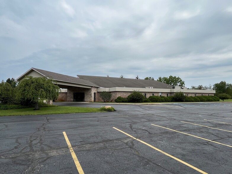 1360 N Hickory Ridge Trl, Milford, MI for lease - Primary Photo - Image 1 of 1