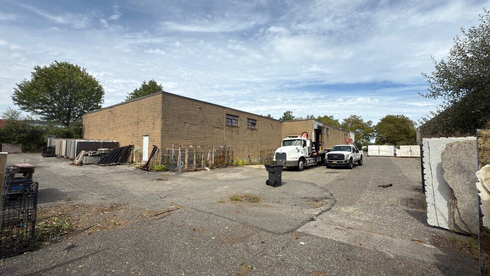 65 Davids Dr, Hauppauge, NY à louer - Photo du bâtiment - Image 3 de 3