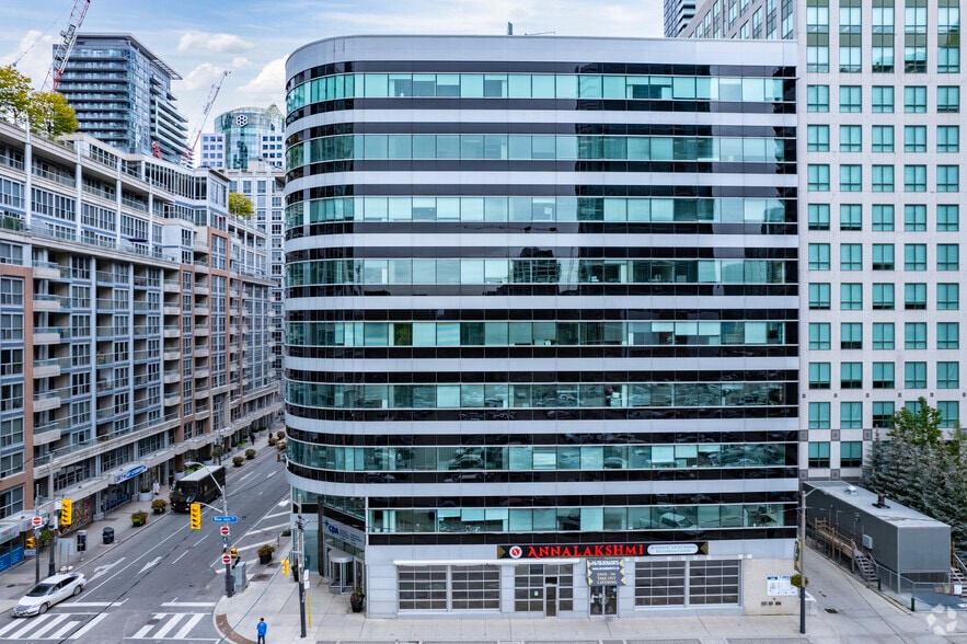 277 Wellington St W, Toronto, ON for lease - Building Photo - Image 3 of 7