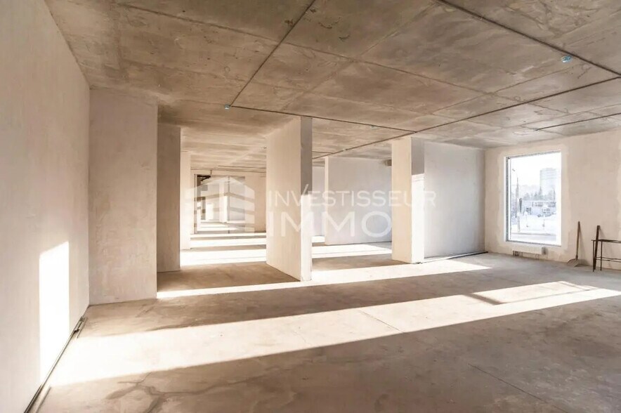 Retail in Longperrier for lease - Interior Photo - Image 2 of 14