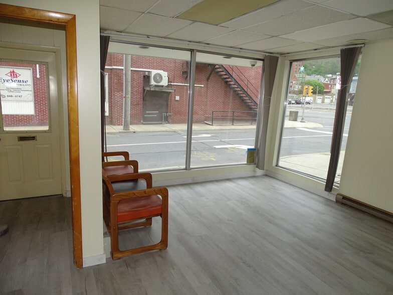 519 Rock St, Shamokin, PA for sale - Interior Photo - Image 3 of 52