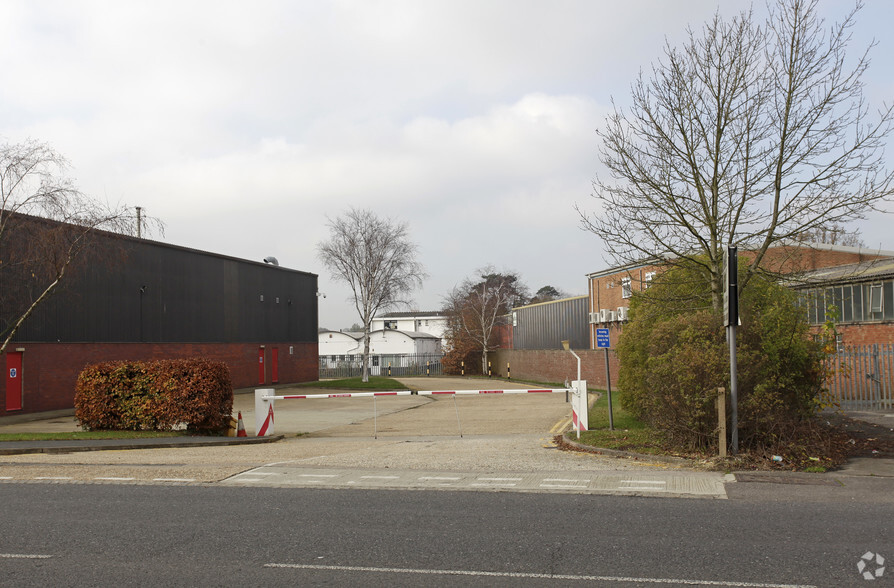 Old Brighton Rd, Lowfield Heath for lease - Building Photo - Image 2 of 4