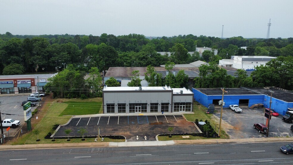 3119 N Pleasantburg, Greenville, SC à louer - Photo du bâtiment - Image 2 de 6