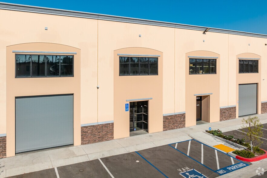 1611 W San Bernardino Rd, West Covina, CA à louer - Photo du bâtiment - Image 2 de 8