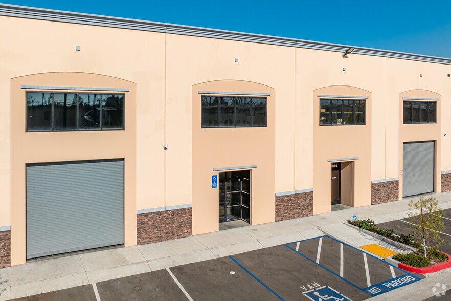 1611 W San Bernardino Rd, West Covina, CA à louer - Photo du bâtiment - Image 2 de 5
