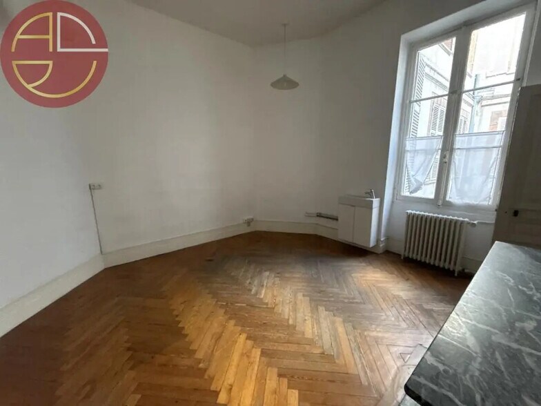 Office in Toulouse for lease - Interior Photo - Image 2 of 6