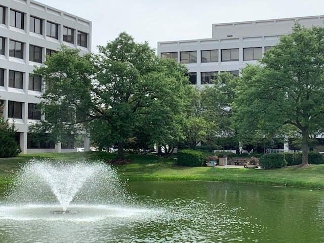 1834 Walden Office Sq, Schaumburg, IL à louer - Photo du bâtiment - Image 3 de 8