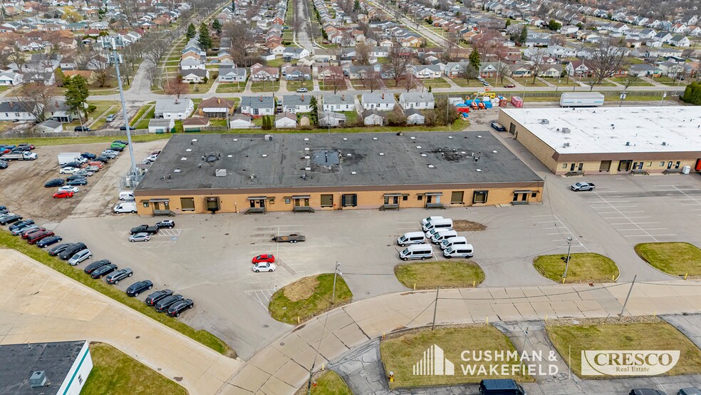 4346-4376 Cranwood Pky, Warrensville Heights, OH à louer - Photo du bâtiment - Image 3 de 5